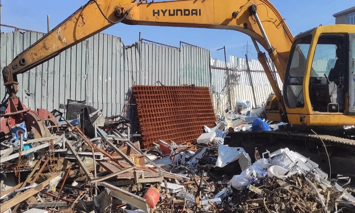 İş makinesiyle hurda ayrıştırma - Bursa - Özari Hurda Metal