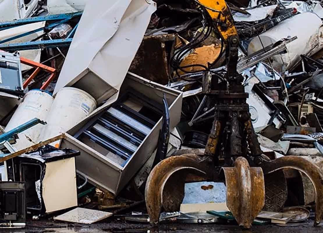 Vinç kepçesiyle sanayi hurdası ayrıştırma - Bursa - Özari Hurda Metal